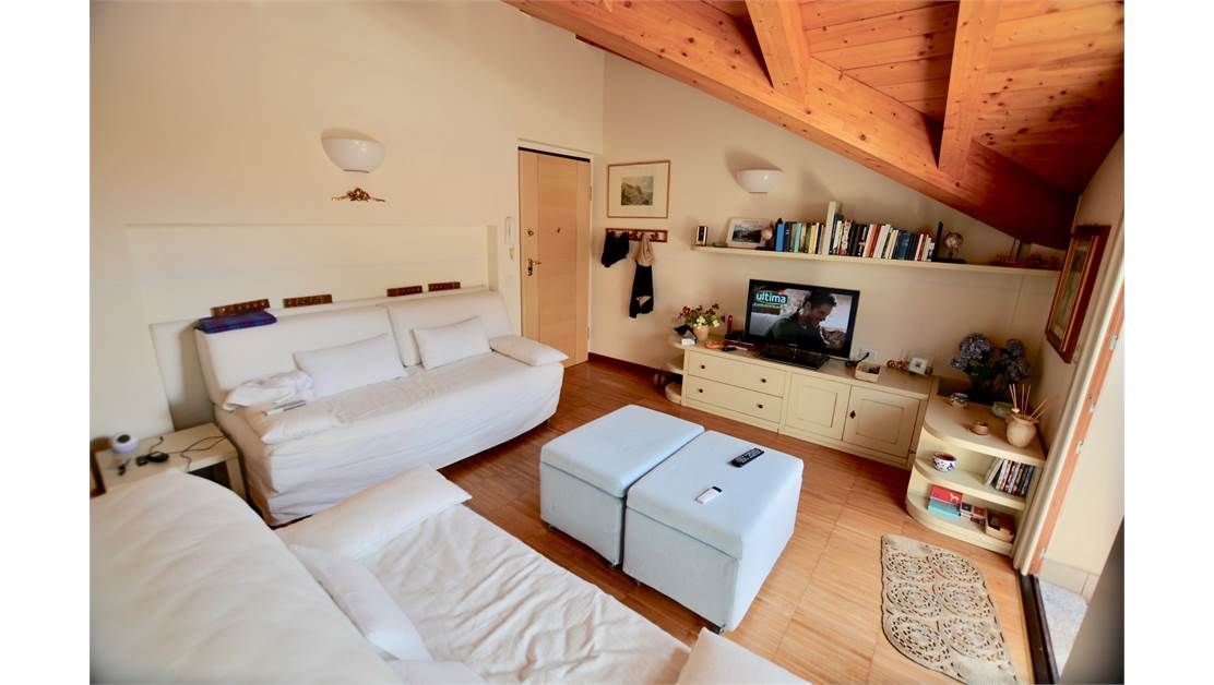 Пентхаус у озера Комо, Италия, 80 м2 фото 2