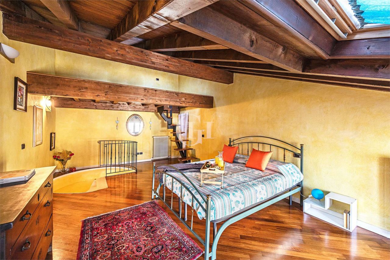 Квартира у озера Гарда, Италия, 65 м2 фото 2
