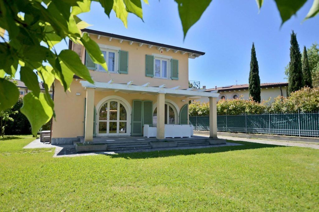 Вилла в Форте деи Марми, Италия, 300 м2 фото 2