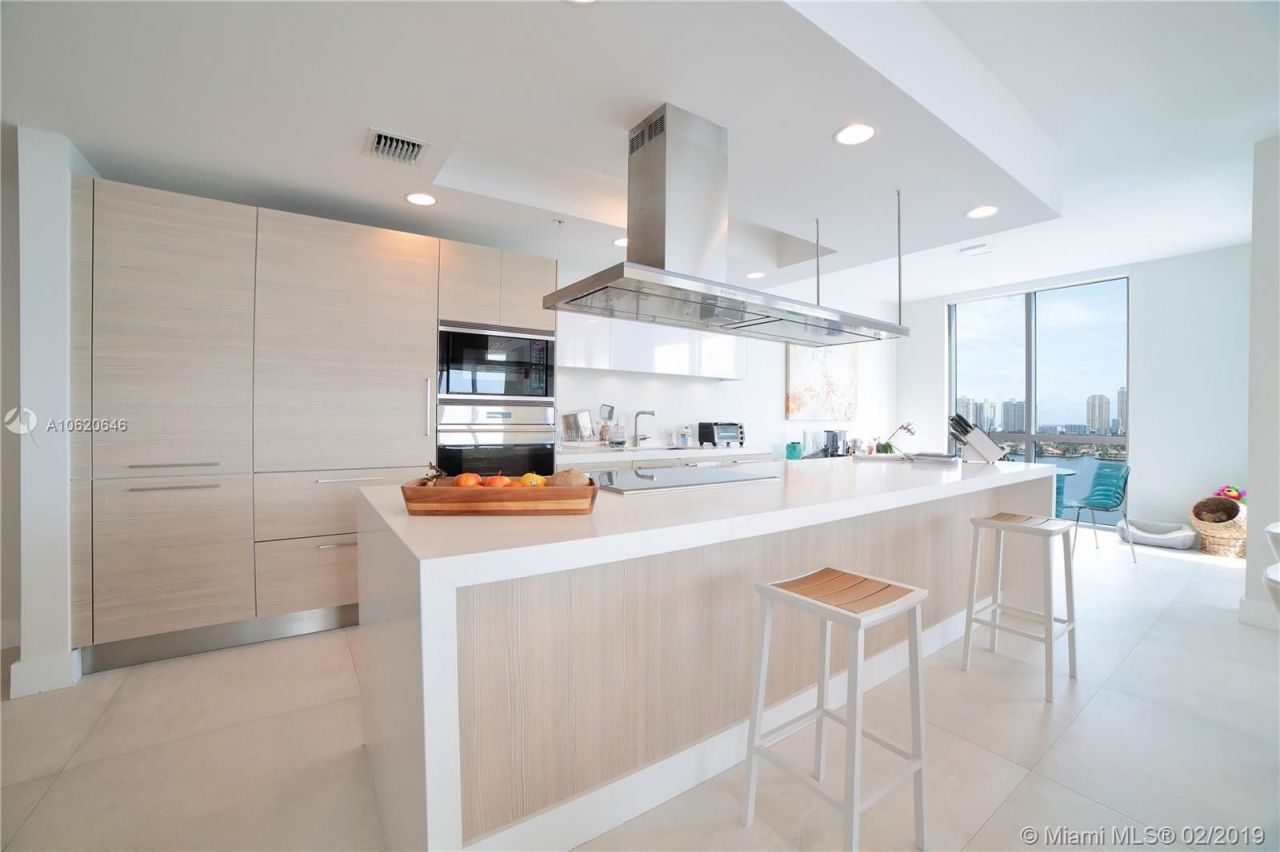 Квартира в Майами, США, 250 м2 фото 2