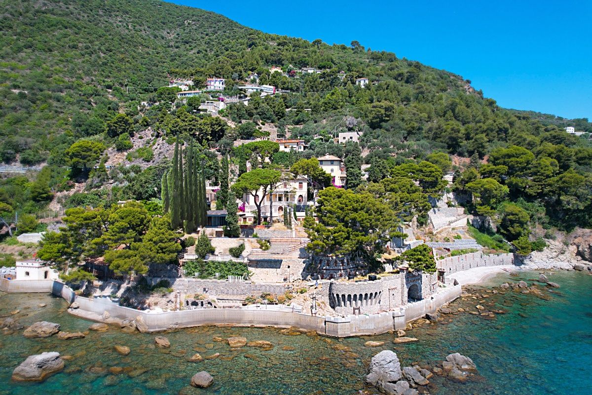 Поместье в Алассио, Италия, 1 300 м2 фото 1