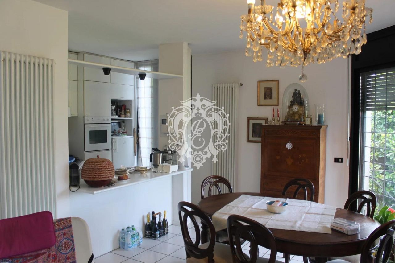 Вилла в Комо, Италия, 200 м2 фото 5