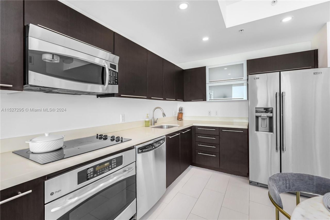 Квартира в Майами, США, 1 000 м2 фото 3