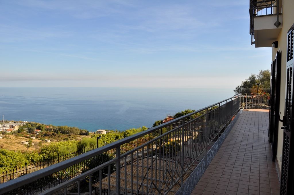 Вилла в Сан-Ремо, Италия, 270 м2 фото 2