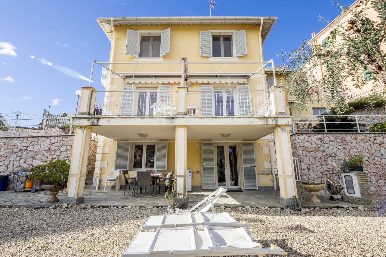 Вилла в Сан-Ремо, Италия, 240 м2 фото 1