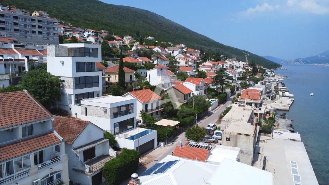 Вилла в Тивате, Черногория, 200 м2 фото 2