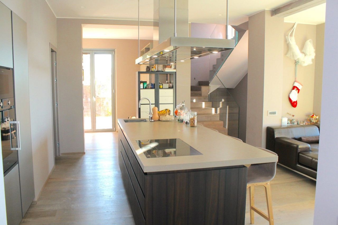 Вилла в Комо, Италия, 320 м2 фото 2