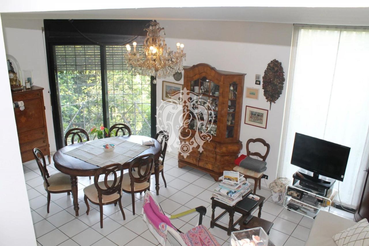 Вилла в Комо, Италия, 200 м2 фото 2