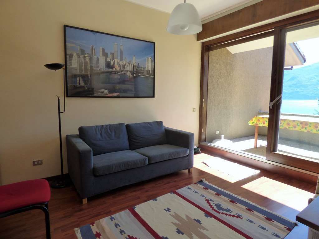 Квартира у озера Комо, Италия, 90 м2 фото 2