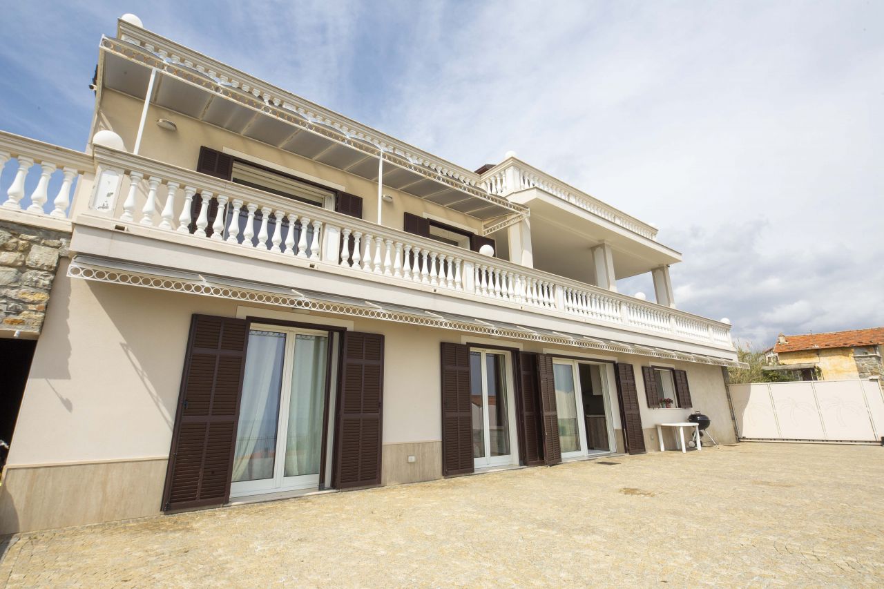 Вилла в Сан-Ремо, Италия, 450 м2 фото 1