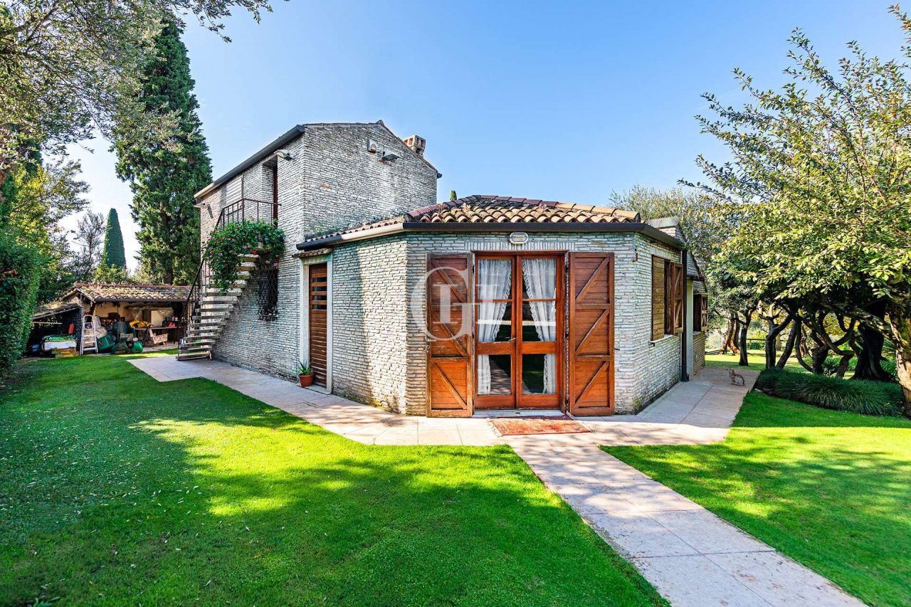 Вилла у озера Гарда, Италия, 1 050 м2 фото 4