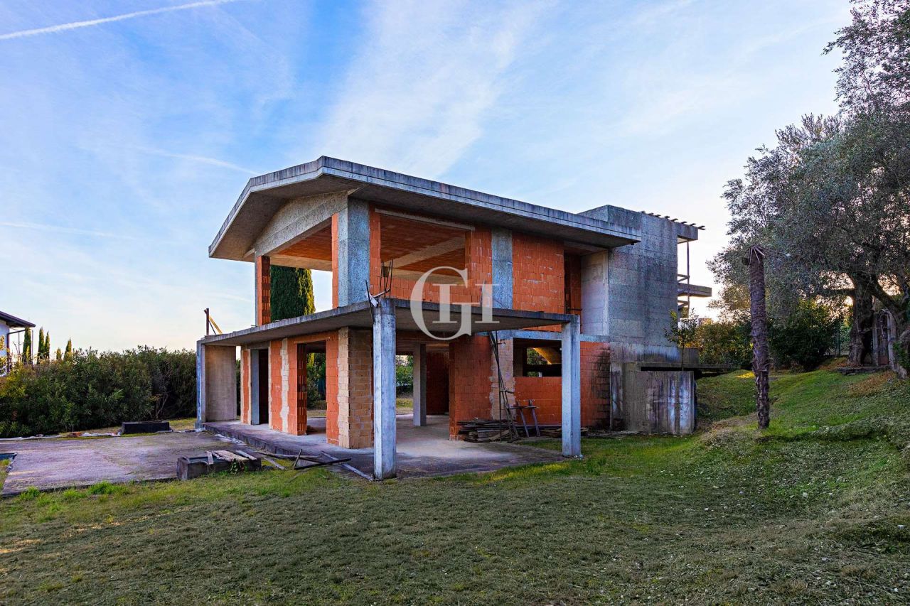 Вилла у озера Гарда, Италия, 324 м2 фото 2