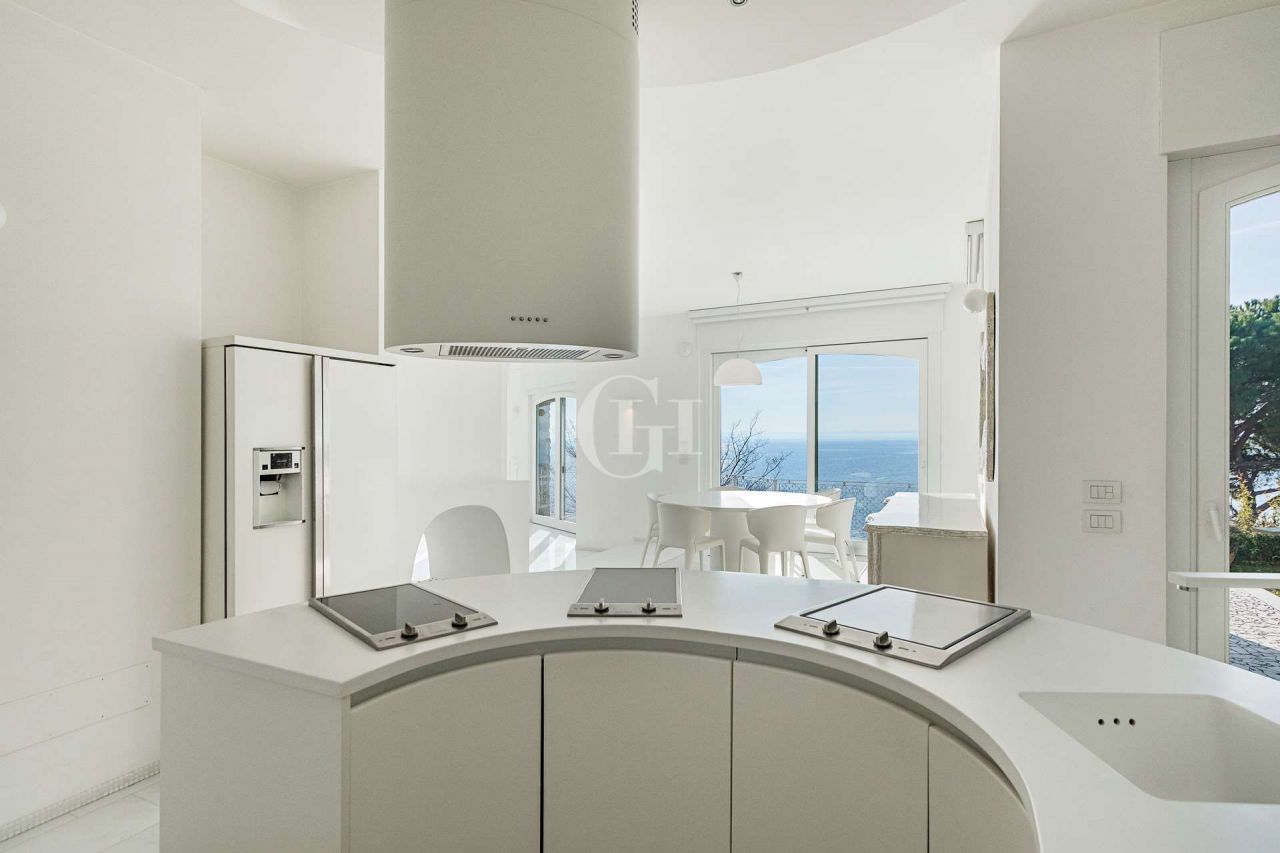 Вилла у озера Гарда, Италия, 400 м2 фото 5