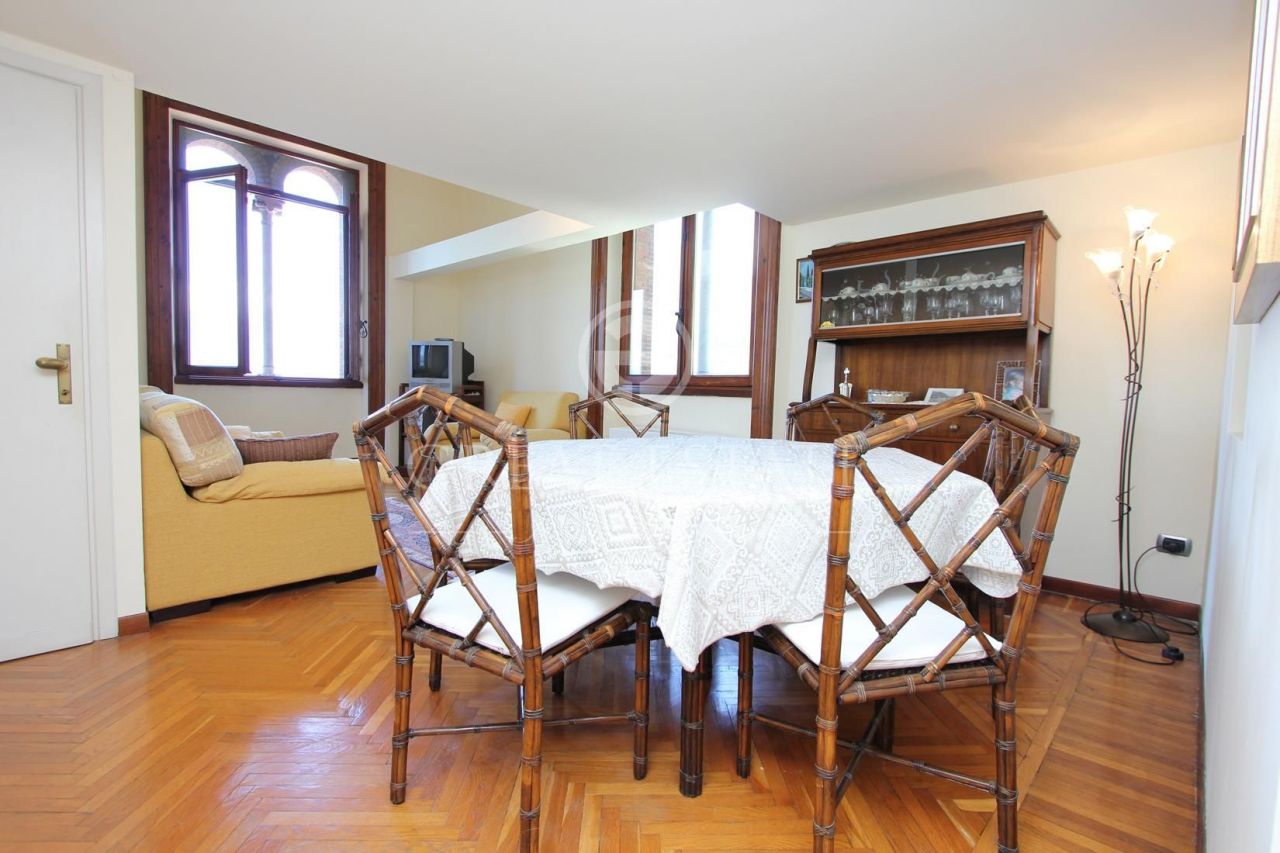 Апартаменты у озера Комо, Италия, 90 м2 фото 4