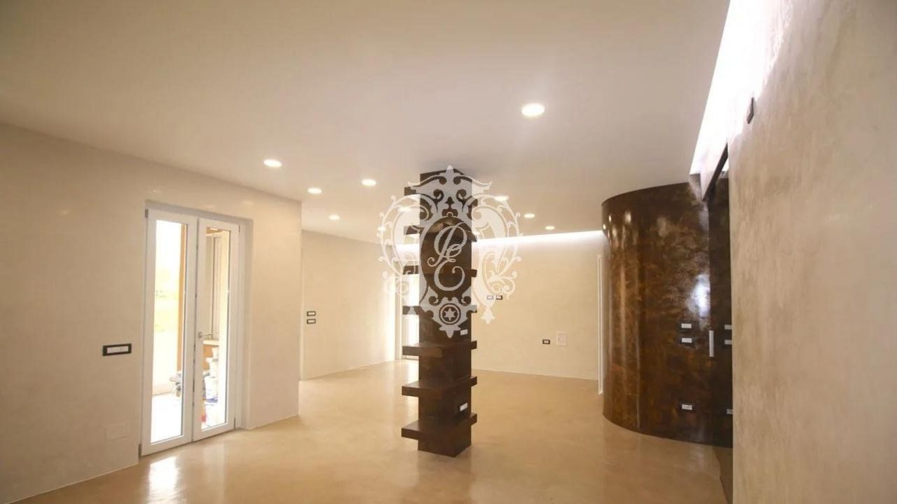 Квартира в Комо, Италия, 105 м2 фото 2