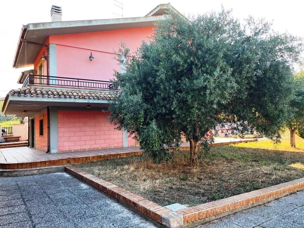 Дом в Читта-Сант-Анджело, Италия, 250 м2 фото 2