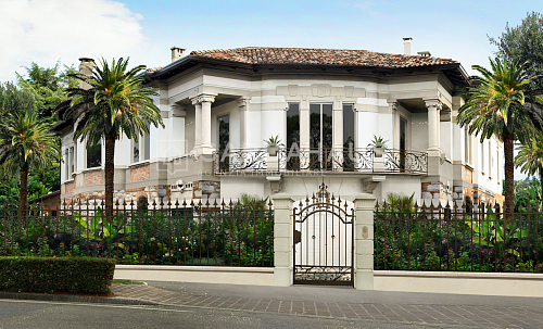 Вилла у озера Гарда, Италия, 1 500 м2 фото 1