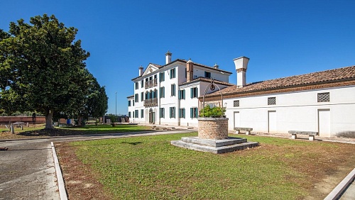 Вилла в Феррара, Италия, 825 м2 фото 1