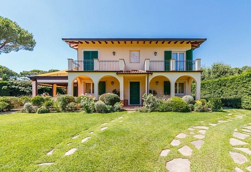 Вилла в Форте деи Марми, Италия, 330 м2 фото 1