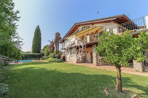 Вилла в Паденге-суль-Гарде, Италия, 300 м2 фото 1
