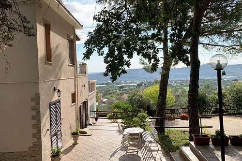 Вилла в Коллекорвино, Италия, 227 м2 фото 1