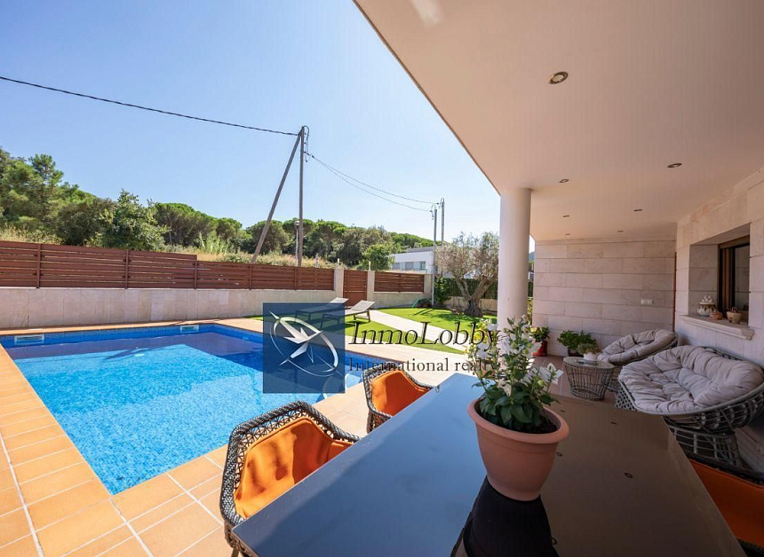 Дом в Санта-Кристина-де-Аро, Испания, 404 м2