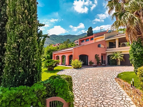 Вилла в Сан-Ремо, Италия, 370 м2 фото 1