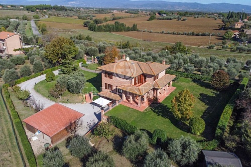 Дом в Кастильоне-дель-Лаго, Италия, 425.25 м2 фото 1