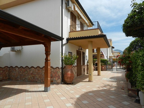 Вилла в Санта-Мария дель Чедро, Италия, 95 м2 фото 1