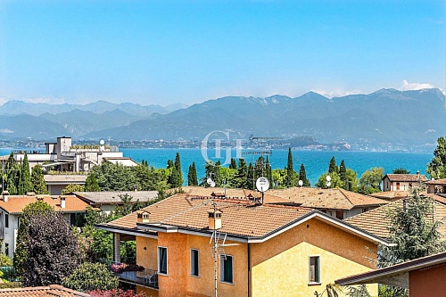 Апартаменты у озера Гарда, Италия, 89 м2 фото 1