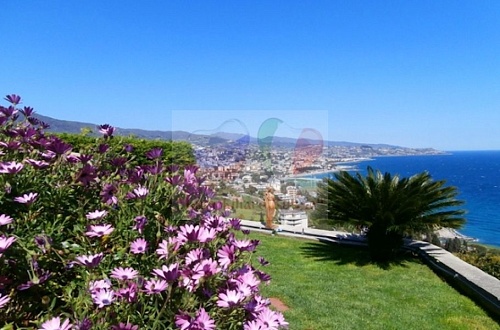 Вилла в Сан-Ремо, Италия, 240 м2 фото 1